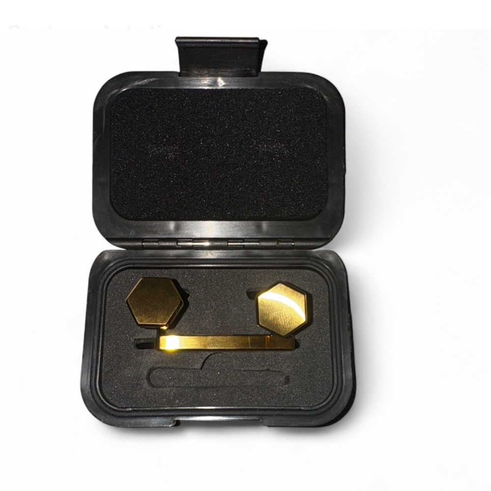 Ridge 24K Gold - Cufflinks & Tie Bar Set was told that set has 1/8th ounce gold - Picture 5 of 12